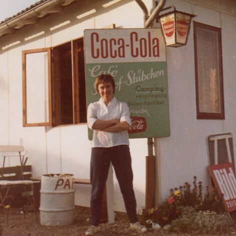 Hille Mielenz vor dem Seehof-Stübchen